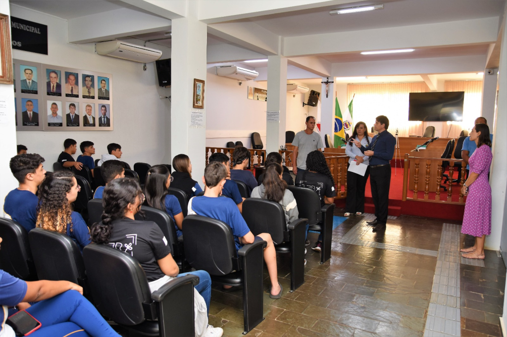 VISITA DE ALUNOS DA ESCOLA ESTADUAL DR. JOSÉ GONÇALVES À CÂMARA