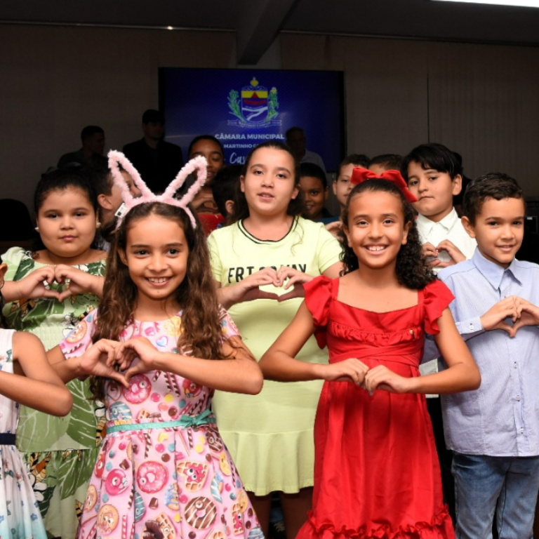 Apresentações de alunos marcam sessão solene em homenagem às mães na Câmara Municipal